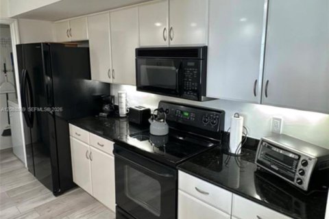 Condo in Miami Beach, Florida, 1 bedroom № 2365599 - photo 10