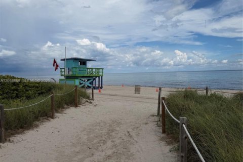 Condo in Miami Beach, Florida, 1 bedroom № 2365599 - photo 24