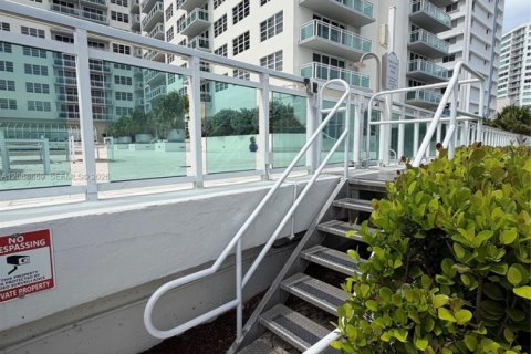 Condo in Miami Beach, Florida, 1 bedroom № 2365599 - photo 21