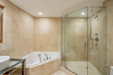 Condo in Miami Beach, Florida, 2 bedrooms  № 1875462 - photo 21