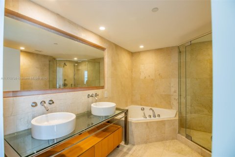 Condo in Miami Beach, Florida, 2 bedrooms  № 1875462 - photo 22