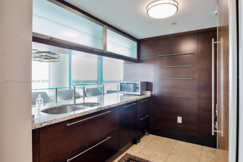 Condo in Miami Beach, Florida, 2 bedrooms  № 1875462 - photo 12