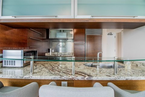 Condo in Miami Beach, Florida, 2 bedrooms  № 1875462 - photo 13
