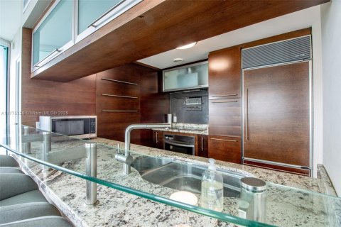 Condo in Miami Beach, Florida, 2 bedrooms  № 1875462 - photo 15