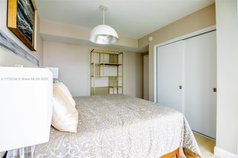 Condo in Miami Beach, Florida, 2 bedrooms  № 1875462 - photo 25