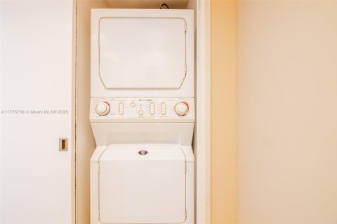 Condo in Miami Beach, Florida, 2 bedrooms  № 1875462 - photo 29
