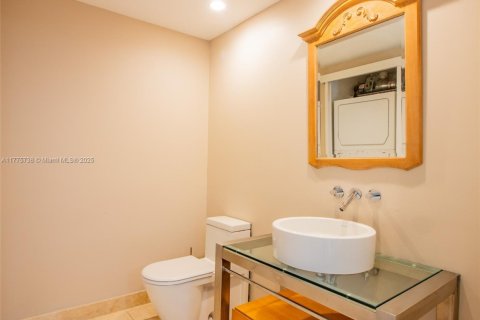 Condo in Miami Beach, Florida, 2 bedrooms  № 1875462 - photo 30