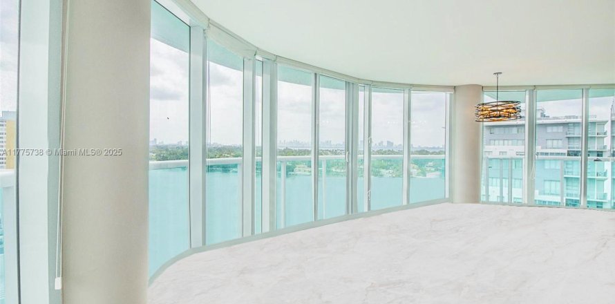 Condo in Miami Beach, Florida, 2 bedrooms  № 1875462