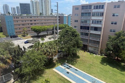 Condo in Hallandale Beach, Florida, 1 bedroom  № 1970598 - photo 8