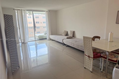 Condo in Hallandale Beach, Florida, 1 bedroom  № 1970598 - photo 1