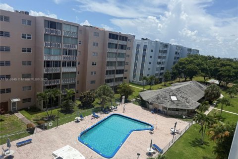 Condo in Hallandale Beach, Florida, 1 bedroom  № 1970598 - photo 9