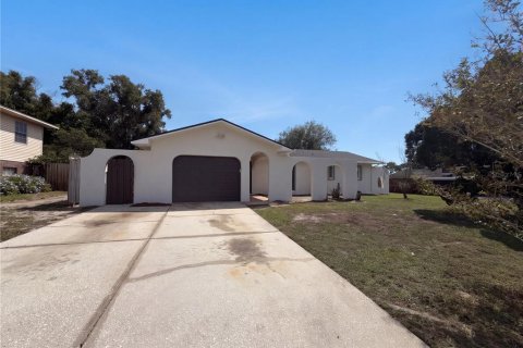 House in Eagle Lake, Florida 3 bedrooms, 120.22 sq.m. № 2399295 - photo 2