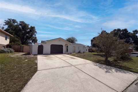 House in Eagle Lake, Florida 3 bedrooms, 120.22 sq.m. № 2399295 - photo 3