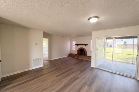 House in Eagle Lake, Florida 3 bedrooms, 120.22 sq.m. № 2399295 - photo 6