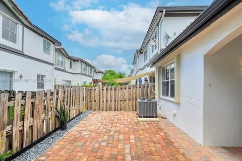 Touwnhouse à louer à Doral, Floride: 3 chambres, 140.38 m2 № 2274354 - photo 4