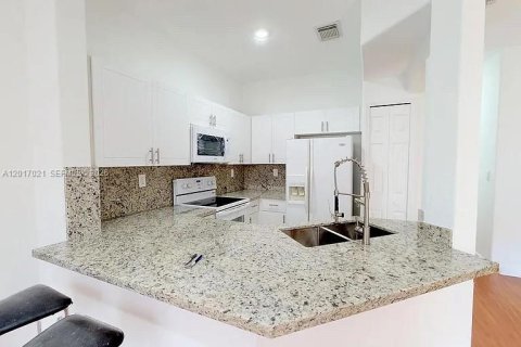 Touwnhouse à louer à Doral, Floride: 3 chambres, 140.38 m2 № 2274354 - photo 15