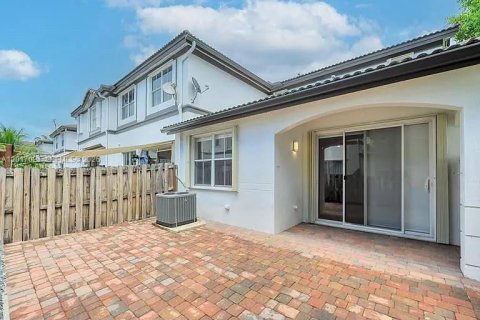 Touwnhouse à louer à Doral, Floride: 3 chambres, 140.38 m2 № 2274354 - photo 3
