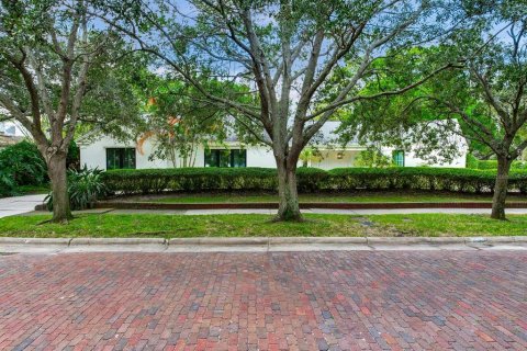 Villa ou maison à louer à Tampa, Floride: 2 chambres, 216.37 m2 № 2416641 - photo 4
