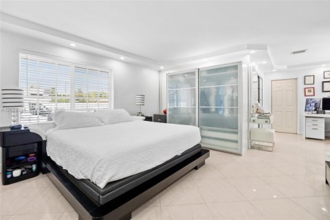 Villa ou maison à vendre à Miami, Floride: 5 chambres, 262.26 m2 № 2346643 - photo 25
