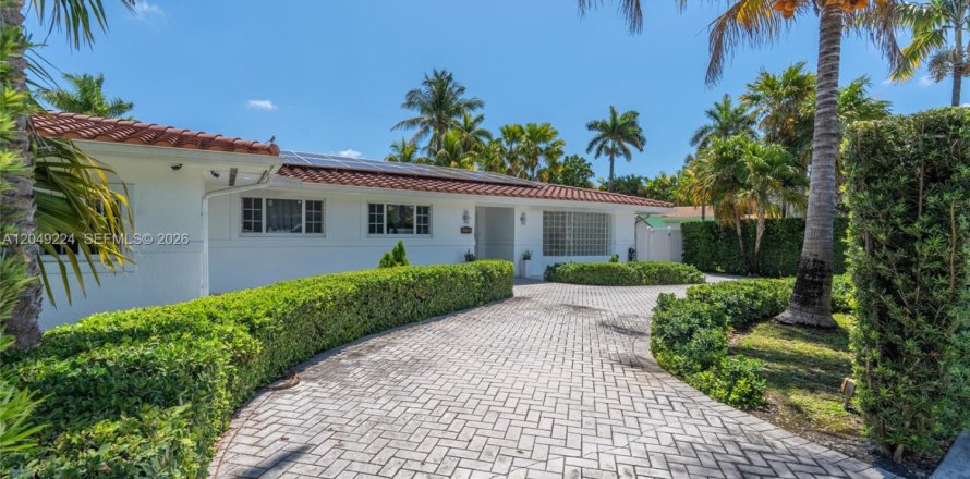Villa ou maison à Miami, Floride 5 chambres, 262.26 m2 № 2346643