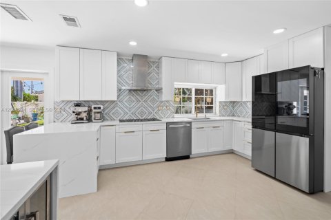 Villa ou maison à vendre à Miami, Floride: 5 chambres, 262.26 m2 № 2346643 - photo 11