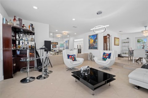 Villa ou maison à vendre à Miami, Floride: 5 chambres, 262.26 m2 № 2346643 - photo 7