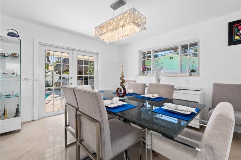 Villa ou maison à vendre à Miami, Floride: 5 chambres, 262.26 m2 № 2346643 - photo 9