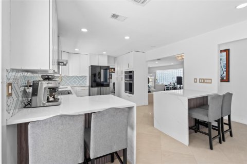 Villa ou maison à vendre à Miami, Floride: 5 chambres, 262.26 m2 № 2346643 - photo 12