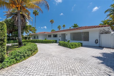 Villa ou maison à vendre à Miami, Floride: 5 chambres, 262.26 m2 № 2346643 - photo 3