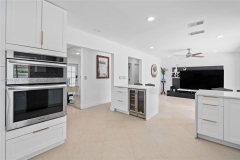 Villa ou maison à vendre à Miami, Floride: 5 chambres, 262.26 m2 № 2346643 - photo 14