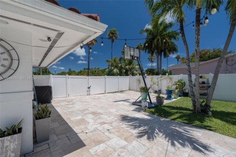 Villa ou maison à vendre à Miami, Floride: 5 chambres, 262.26 m2 № 2346643 - photo 22