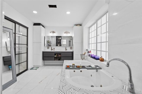 Villa ou maison à vendre à Miami, Floride: 5 chambres, 262.26 m2 № 2346643 - photo 28