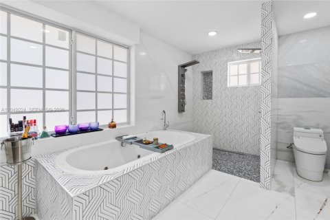 Villa ou maison à vendre à Miami, Floride: 5 chambres, 262.26 m2 № 2346643 - photo 27