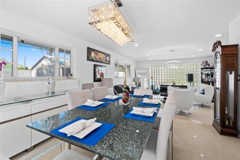 Villa ou maison à vendre à Miami, Floride: 5 chambres, 262.26 m2 № 2346643 - photo 8