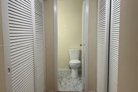 Copropriété à vendre à Hialeah, Floride: 2 chambres, 131.64 m2 № 2084263 - photo 17
