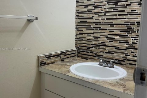 Copropriété à vendre à Hialeah, Floride: 2 chambres, 131.64 m2 № 2084263 - photo 6