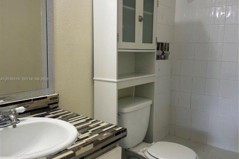 Copropriété à vendre à Hialeah, Floride: 2 chambres, 131.64 m2 № 2084263 - photo 13