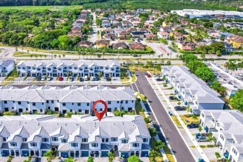 Снять в аренду таунхаус в Хомстед, Флорида 3 спальни, 157.47м2, № 2240643 - фото 15