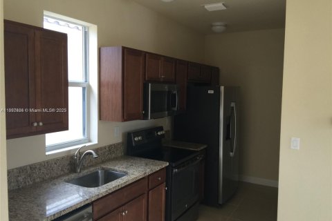 Propiedad comercial en alquiler en Miami, Florida, 37.16 m2 № 1948547 - foto 10