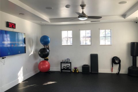 Propiedad comercial en alquiler en Miami, Florida, 37.16 m2 № 1948547 - foto 29