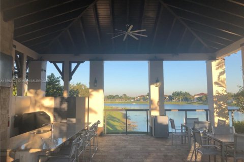 Propiedad comercial en alquiler en Miami, Florida, 37.16 m2 № 1948547 - foto 20