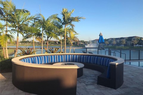 Propiedad comercial en alquiler en Miami, Florida, 37.16 m2 № 1948547 - foto 18