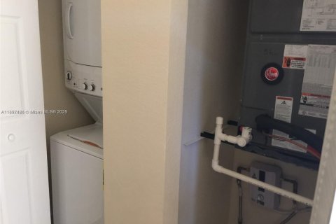 Propiedad comercial en alquiler en Miami, Florida, 37.16 m2 № 1948547 - foto 4