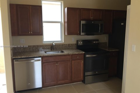 Propiedad comercial en alquiler en Miami, Florida, 37.16 m2 № 1948547 - foto 3