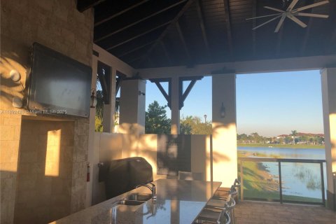 Propiedad comercial en alquiler en Miami, Florida, 37.16 m2 № 1948547 - foto 19