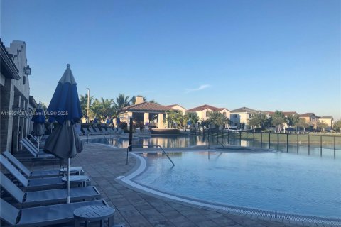 Propiedad comercial en alquiler en Miami, Florida, 37.16 m2 № 1948547 - foto 15