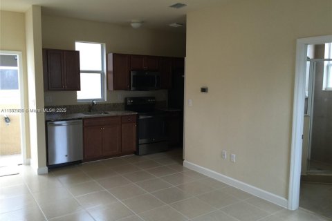 Propiedad comercial en alquiler en Miami, Florida, 37.16 m2 № 1948547 - foto 14