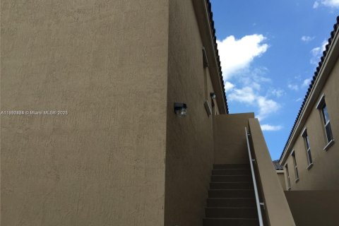 Propiedad comercial en alquiler en Miami, Florida, 37.16 m2 № 1948547 - foto 2