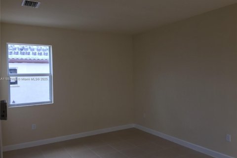 Propiedad comercial en alquiler en Miami, Florida, 37.16 m2 № 1948547 - foto 11