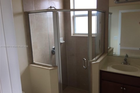 Propiedad comercial en alquiler en Miami, Florida, 37.16 m2 № 1948547 - foto 5